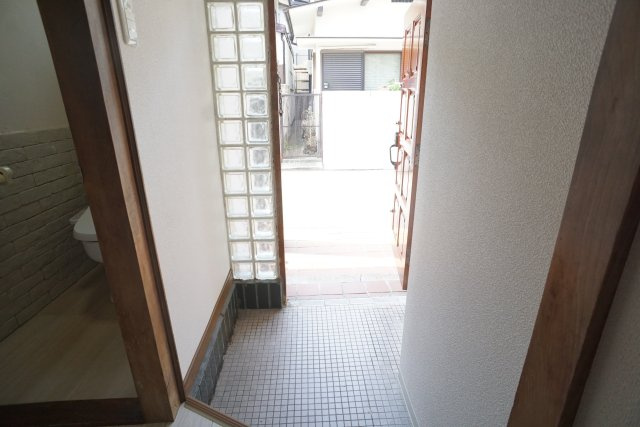 売布東の町貸家の玄関