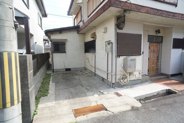 売布東の町貸家の駐車場