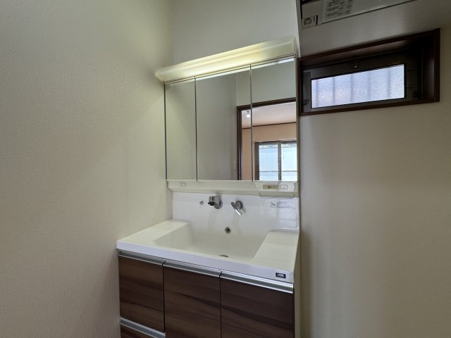 明石市朝霧東町１丁目戸建の独立洗面台