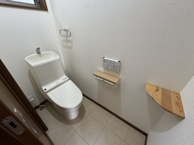 明石市朝霧東町１丁目戸建のトイレ