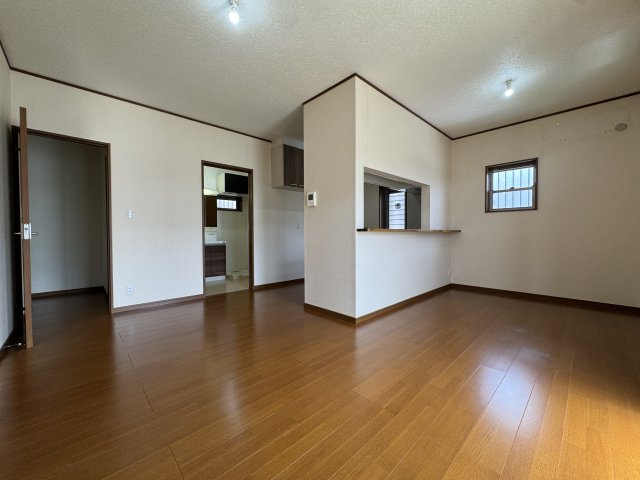 明石市朝霧東町１丁目戸建の居間・リビング
