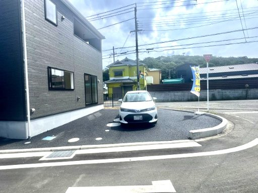 阪南市箱作第3　2号棟の駐車場|広々としたカースペースで３台駐車可能です