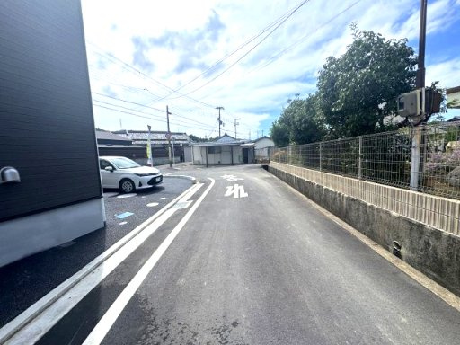 阪南市箱作第3　2号棟の前面道路含む現地写真|前面道路幅広々4.3ｍ