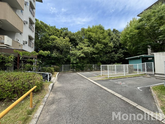 泉北茶山台２丁3番28号棟の駐車場