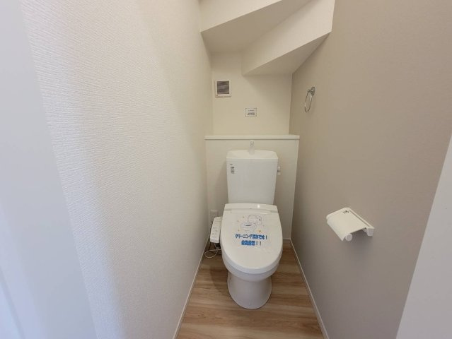 【LIGARE】宇都宮市鶴田町 28期  全2棟のトイレ|〇1号棟　トイレ〇
節水型でエコなトイレには、今では当たり前の洗浄付き。快適な暖房便座は、お掃除のしやすいタイプです。
※2026年8月撮影