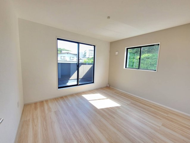 【LIGARE】宇都宮市鶴田町 28期  全2棟の洋室|〇1号棟2F洋室8.5帖〇
明るい光が差し込むバルコニーに面したゆとりある主寝室。大きな窓からバルコニーに出られるため、洗濯物の取り込みもスムーズ。大容量WIC完備！
※2026年8月撮影