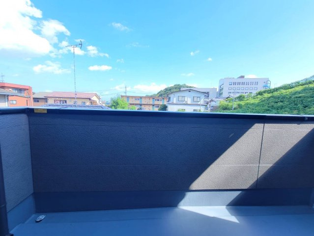 【LIGARE】宇都宮市鶴田町 28期  全2棟のバルコニー|〇1号棟　南面バルコニー〇
バルコニーからの南側眺望。十分な陽当りが確保されています！是非現地にてご体感下さい。
こちらの物件は2面バルコニーが設けられた間取りです。
※2026年8月撮影