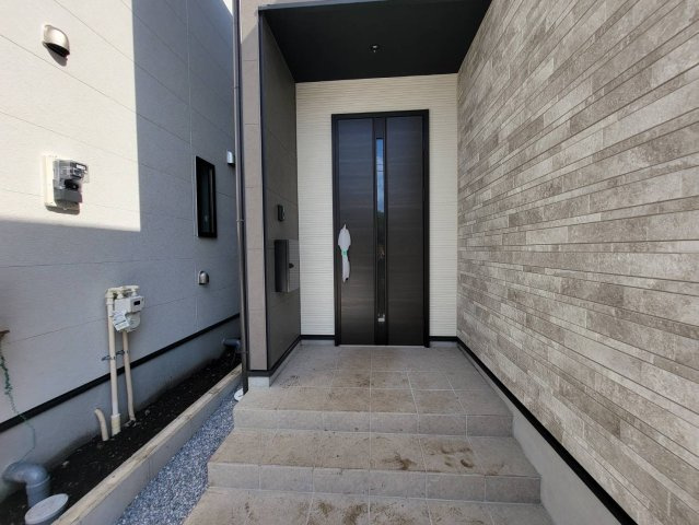 【LIGARE】宇都宮市鶴田町 28期  全2棟の玄関|〇1号棟玄関ポーチ〇
木目調の落ち着いた扉がおしゃれな玄関♪屋根があるので雨の日でも濡れにくい設計です♪
TVモニター付きはインターホンは子育て家族の防犯と安心です♪
※2026年8月撮影