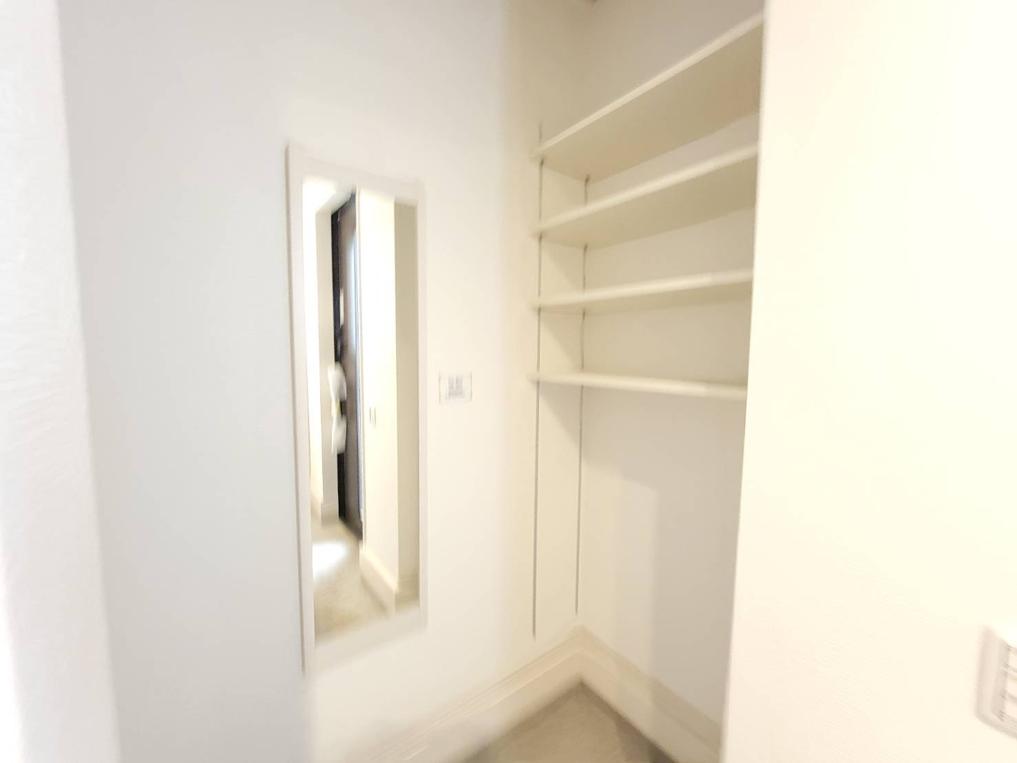 【LIGARE】宇都宮市鶴田町 28期  全2棟の収納|〇1号棟　シューズインクローク〇
高さ調節自由な可動棚付きシューズインクローク。お出かけ前のコーディネートをチェックできる、全身ミラー付きです。
※2026年8月撮影