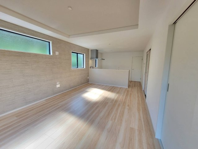 【LIGARE】宇都宮市鶴田町 28期  全2棟の洋室|〇1号棟　LDK17帖〇
折上天井採用！空間に奥行と立体感が生まれ、南から明るい光がリビング全体に広がり、毎日の家族団らんを贅沢で心地よいものにしてくれます。
※2026年8月撮影
