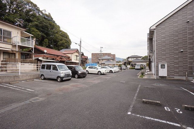 エヴァーグリーンＢの駐車場