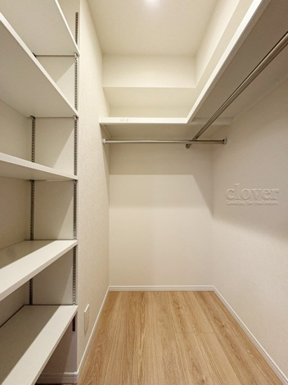 【収納】 | エンゼルハイム荻窪 | 洋室2　ウォークインクローゼット内部の様子。空間が広く、たっぷりとした収納力が、一枚の写真からも伝わってきます。～即日のご見学可能～　お問合せはお気軽にどうぞ。