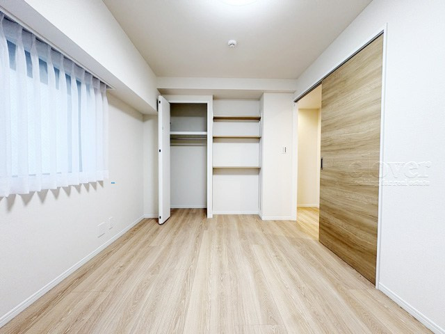 【子供部屋】 | エンゼルハイム荻窪 | 洋室3　収納スペースを備えた洋室。現地をご覧になった際には、部屋の大きさのほか、収納部分のサイズなどもご確認ください。～即日のご見学可能～　お問合せはお気軽にどうぞ。