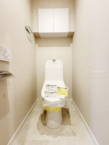 【トイレ】 | エンゼルハイム荻窪 | 温水洗浄便座付き　上部に収納を備えたトイレです。自宅の中でも最もプライベートな空間だからこそ、ほしい「落ち着き」がここにあります。～即日のご見学可能～　お問合せはお気軽にどうぞ。