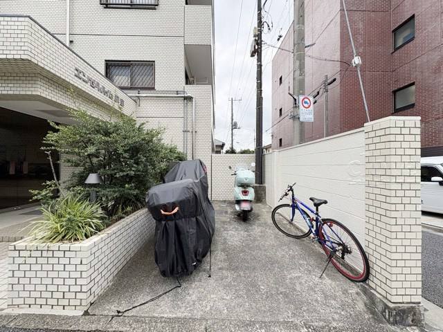 【駐車場】 | エンゼルハイム荻窪 | バイク置き場。空き区画の有無や駐輪料金、サイズおよび排気量規定などについては、改めてお問い合わせください。～即日のご見学可能～　お問合せはお気軽にどうぞ。