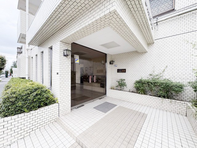 【エントランス】 | エンゼルハイム荻窪 | お客様を、そして住人を出迎えてくれるマンションのエントランス。ゴミが落ちていないことからも、管理状態の良さや住民の節度の高さが見て取れます。～即日のご見学可能～　お問合せはお気軽にどうぞ。