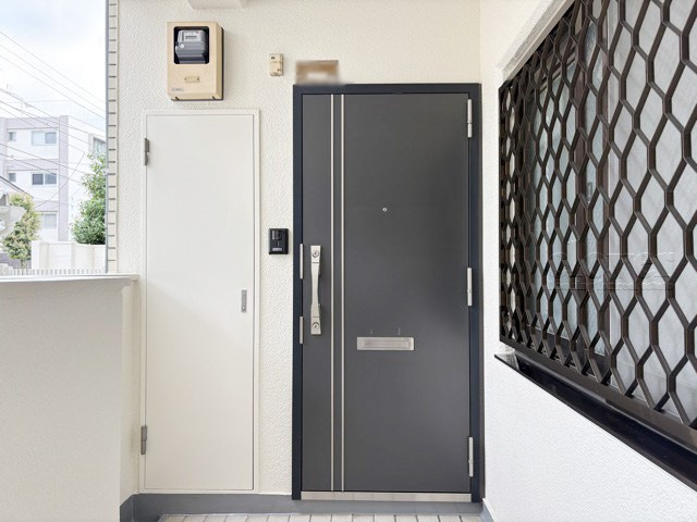 【その他共用部分】 | エンゼルハイム荻窪 | ダブルロック式の玄関ドアが皆様をお出迎え。お部屋のセキュリティの観点からも、うれしい設備ですね。玄関の色もシックで良い感じです。～即日のご見学可能～　お問合せはお気軽にどうぞ。
