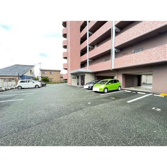 LIBTH平成けやき通りの駐車場