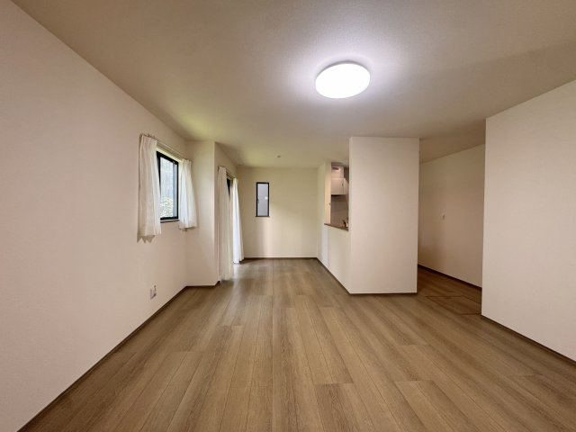 ハートフルタウン頭陀寺町の居間・リビング|キッチンでお料理しながらリビングに居る家族との会話もできます。