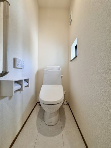 ハートフルタウン頭陀寺町のトイレ|コンパクトなスペースのトイレは各階に設置されており、朝の慌ただしい時間でも混雑することなくご使用できます。
