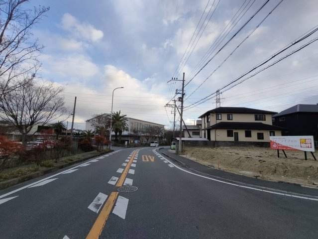 売土地　堺市南区庭代台１丁の前面道路含む現地写真