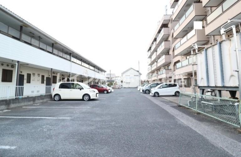 特典：仲介手数料が無料です!!の駐車場