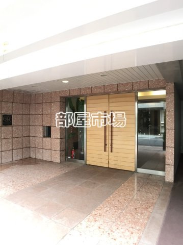 クイーンズレゾン新御徒町のエントランス