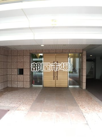 クイーンズレゾン新御徒町のエントランス