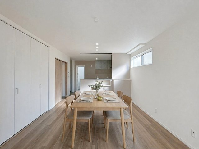 太秦西蜂岡町　新築参考プランの完成予想図|【施工例】
リビング側・キッチン側の双方からお互いの姿が見え、お料理中もお子様の様子を見守れます♪（※家具はCGによるイメージです）