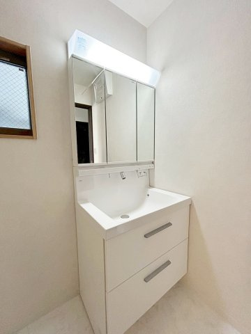 太秦西蜂岡町　新築参考プランの完成予想図|【施工例】
ミラーキャビネットのため、メイク用品や洗顔小物などのスッキリ収納できちゃいます！青・ピンク・ホワイトなどアクセントクロスでオシャレ感アップ！