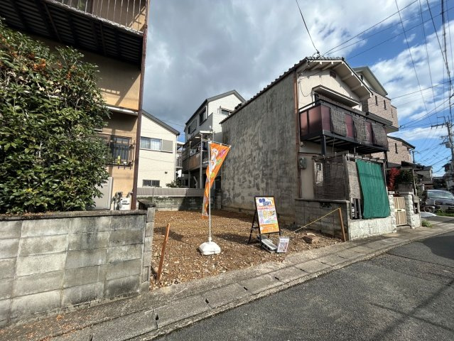 太秦西蜂岡町　新築参考プランの前面道路含む現地写真|『おうちのよいところ・わるいところ』
比較的車通りの少ない前道ですが、広くはない為、駐車の際は切り返し等不便に感じるかも…（R8.1撮影）