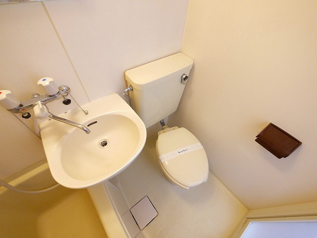 レオパレス法華寺のトイレ|落ち着いた色調のトイレです