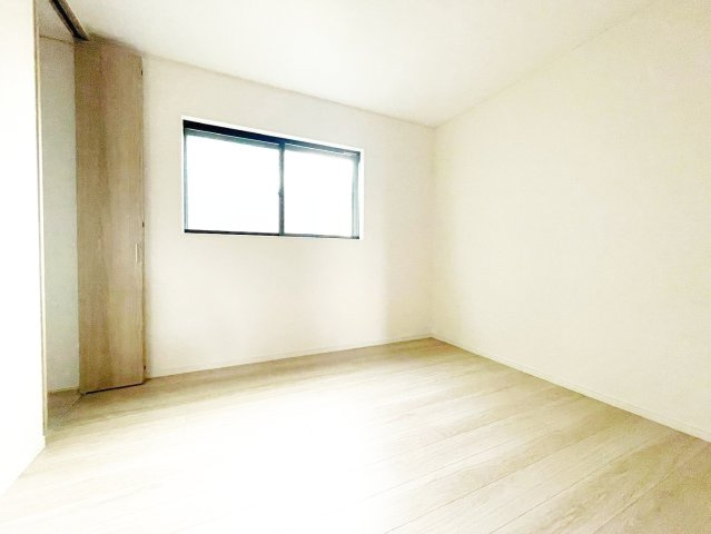 太秦朱雀町の洋室|【2階5.25帖洋室】