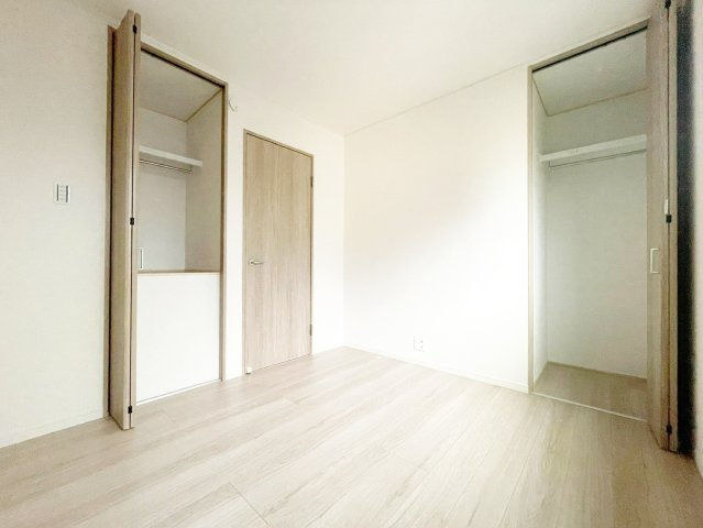 太秦朱雀町の洋室|【2階5.25帖洋室】