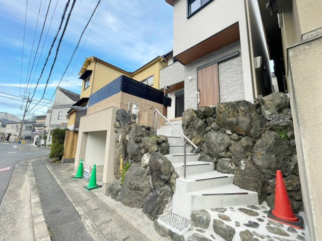 太秦朱雀町の前面道路含む現地写真