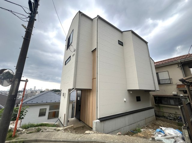 南西ひな段で眺望も陽当たりも良好中の良好☆前面道路も広くて車通り少ないから、駐車苦手さんでも問題なーし♪バックオーライ発車オーライ！！な、【神奈川区西寺尾１丁目】新築戸建