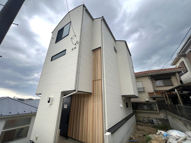 南西ひな段で眺望も陽当たりも良好中の良好☆前面道路も広くて車通り少ないから、駐車苦手さんでも問題なーし♪バックオーライ発車オーライ！！な、【神奈川区西寺尾１丁目】新築戸建の外観|外観もきれいです