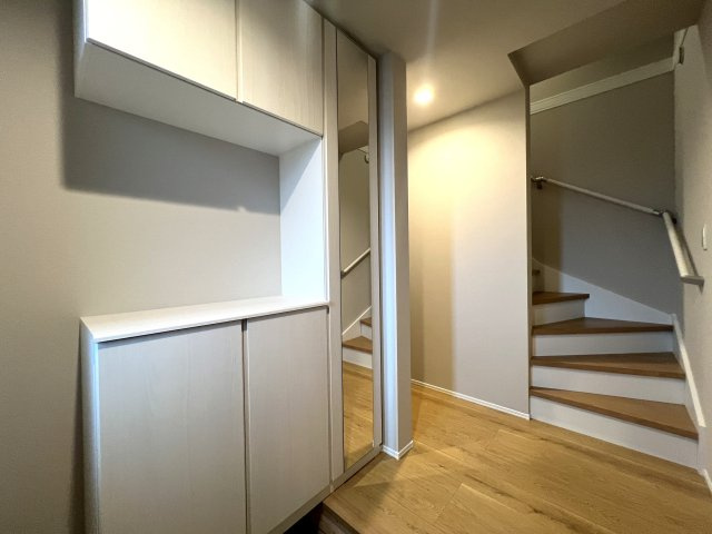 南西ひな段で眺望も陽当たりも良好中の良好☆前面道路も広くて車通り少ないから、駐車苦手さんでも問題なーし♪バックオーライ発車オーライ！！な、【神奈川区西寺尾１丁目】新築戸建の玄関|玄関です