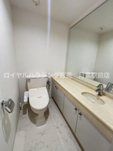 ☆トイレにも大きな鏡の洗面台があります☆
