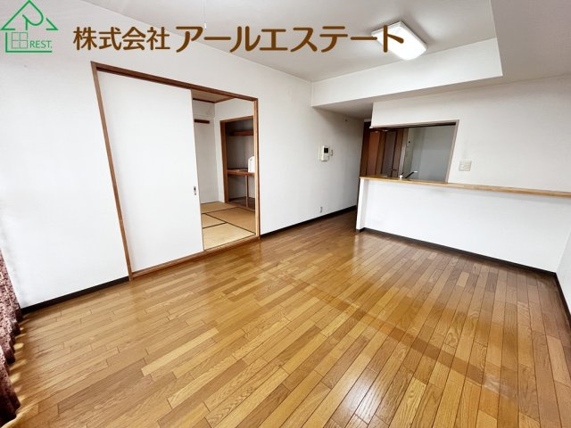 Mプラザ加古川五番館　　山陽電鉄「浜の宮駅」徒歩7分の居間・リビング