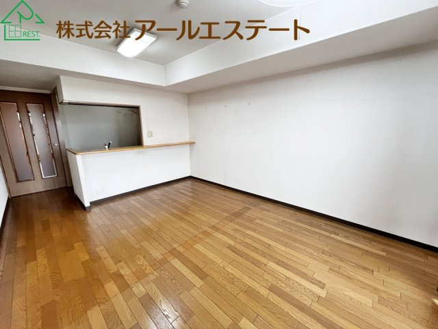 Mプラザ加古川五番館　　山陽電鉄「浜の宮駅」徒歩7分の居間・リビング