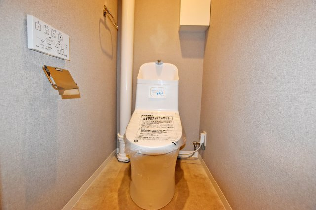 ローズハイツ夙川のトイレ|リフォーム済みのトイレは清潔感があり、設備も新しく整えられているため、気持ちよく新生活をスタートできる空間です。