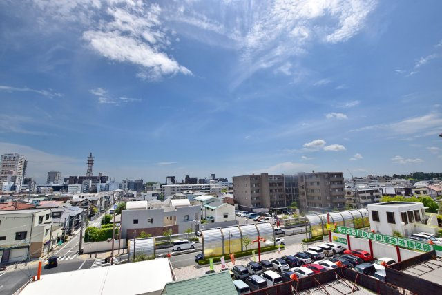 ローズハイツ夙川の展望|住まいに開放感をプラスするバルコニーで、外の空気を感じながらリフレッシュできる心地よい空間です。