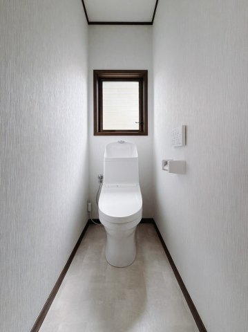 【中古戸建】行田市駒形1丁目のトイレ|■トイレ｜白を基調とした清潔感溢れるトイレになっています。トイレには窓がついていますので常に換気をすることができ清潔を保てます♪