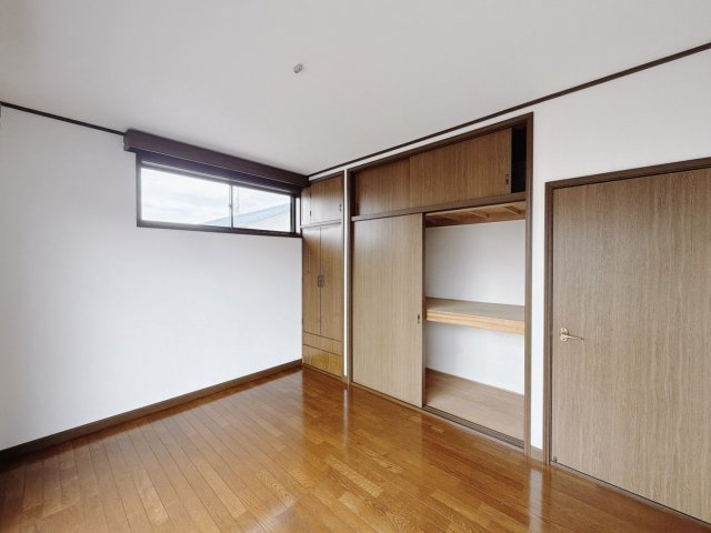 【中古戸建】行田市駒形1丁目の洋室|■洋室｜木目調のフローリングは、ほっと心和む空間。様々な種類のインテリアグリーンを取り入れれば緑あふれる明るい空間にもなります。