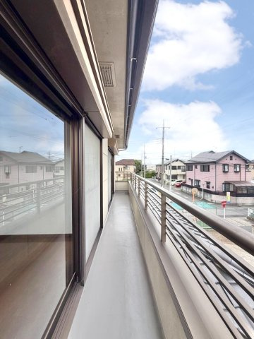 【中古戸建】行田市駒形1丁目のバルコニー|■バルコニー｜あたたかな陽のひかりを浴びることのできるバルコニー。お洗濯物やお布団を干せば、家族みんなが気持ちよく暮らすことができます(*^^*)
