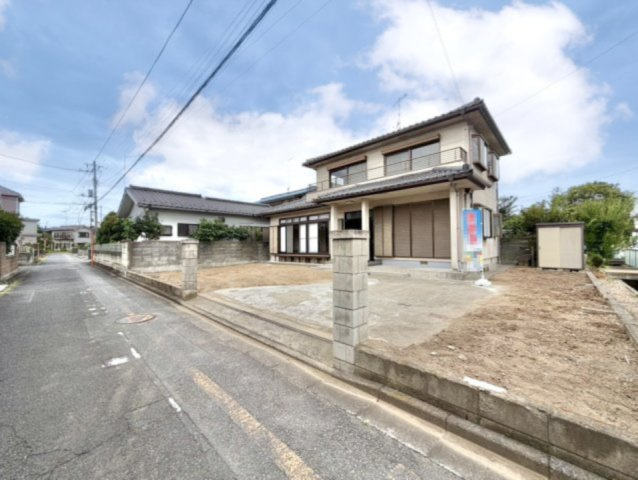 【中古戸建】行田市駒形1丁目の外観|■外観｜ちょっとしたガーデニングや家庭菜園を楽しめる庭スペースがあり、日々の暮らしに彩りをプラスしてくれます。