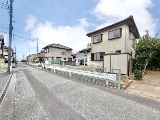 【中古戸建】行田市駒形1丁目の外観|■外観｜角地に位置しているため開放感があり、日当たりや風通しも良好で、快適な生活環境が整っています♪