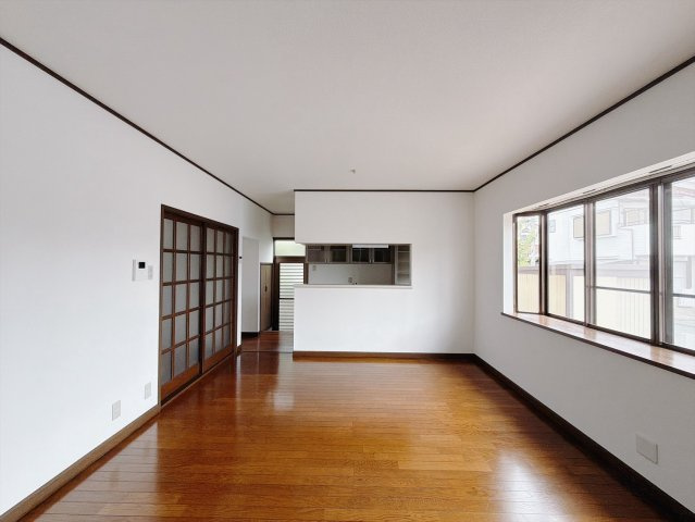 【中古戸建】行田市駒形1丁目の居間・リビング|■リビング｜落ち着きのある表情を見せるリビングダイニング。太陽の光がたっぷり差し込むリビングは、自然とご家族が集まる居心地の良い空間です。