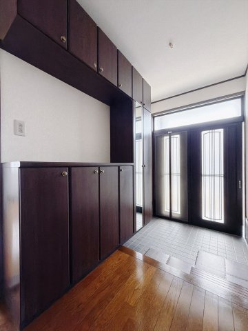 【中古戸建】行田市駒形1丁目の玄関|■玄関｜玄関には全身をチェックすることができる姿鏡が標準で設置されています。出勤や登校前の身支度チェックも習慣になりそうです♪
